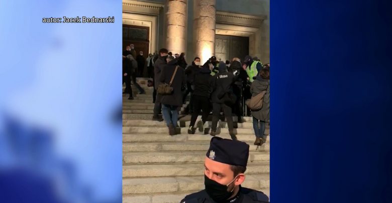 Policja o protestach ws. aborcji w Katowicach: Reagujemy tylko na agresję z tłumu