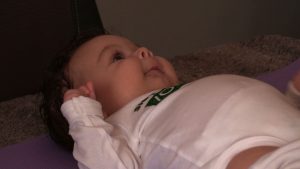 Z ortezami na nóżkach i respiratorem. Koszmar 5-miesięcznej Oliwki może przerwać lek za 9 milionów