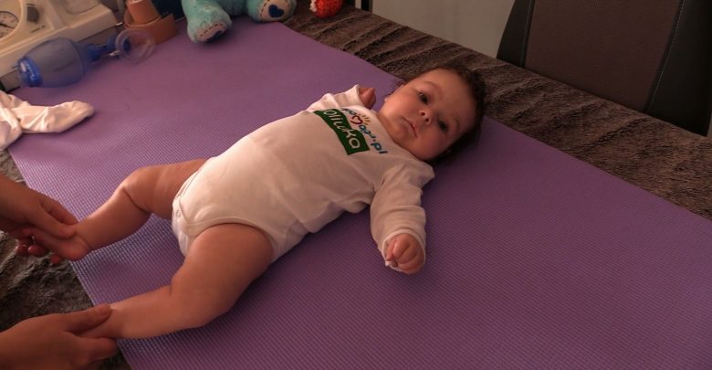 Z ortezami na nóżkach i respiratorem. Koszmar 5-miesięcznej Oliwki może przerwać lek za 9 milionów