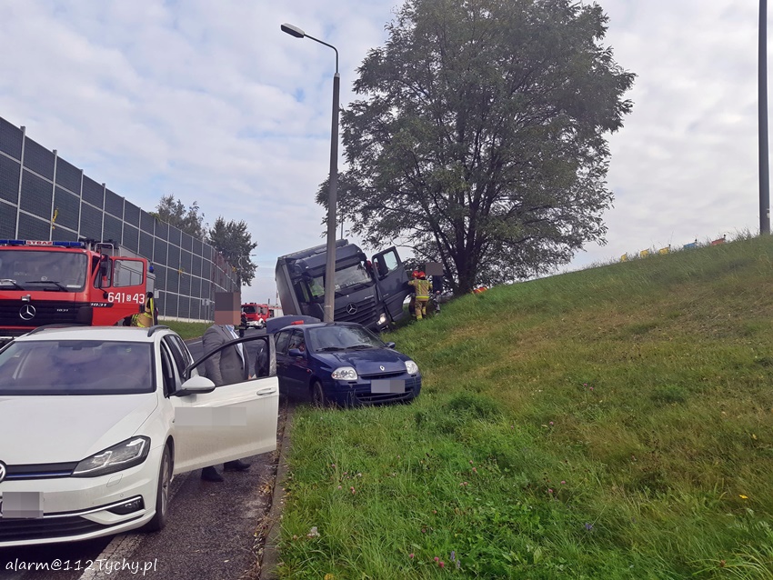 Helikopter lądował na DK w Tychach! Kierowca TIRa zasłabł za kierownicą i zjechał drogi! (fot. www.112tychy.pl)