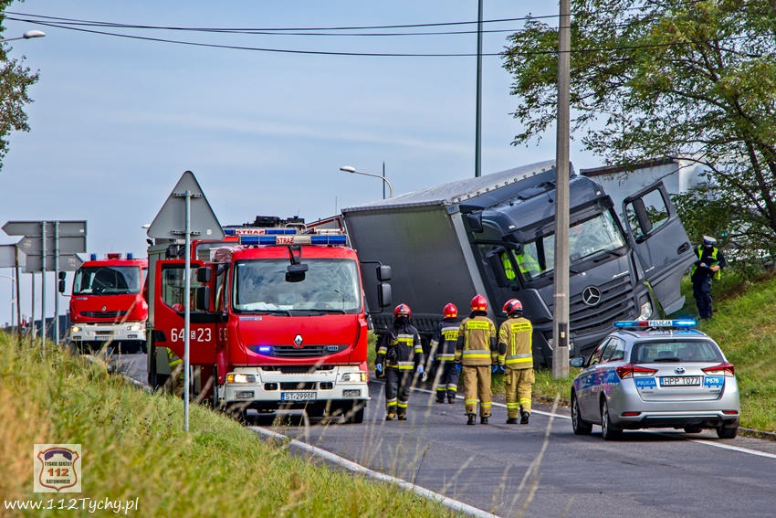 Helikopter lądował na DK w Tychach! Kierowca TIRa zasłabł za kierownicą i zjechał drogi! (fot. www.112tychy.pl)