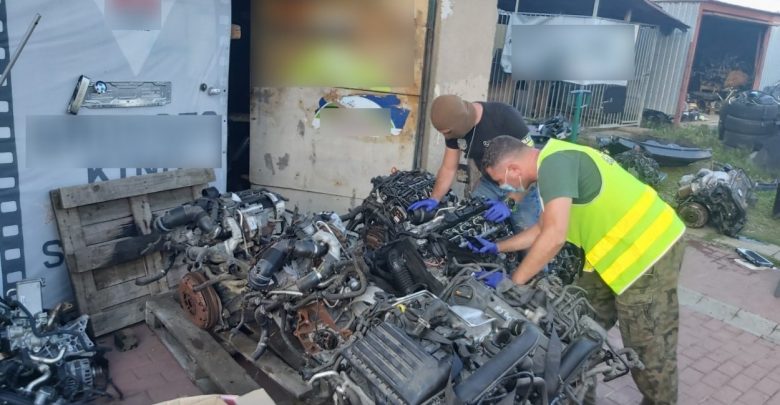 Śląskie: Policja skontrolowała firmę handlującą częściami samochodowymi. Masa podzespołów pochodzi z kradzieży (fot.Śląska Policja)
