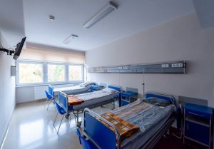 Śluzy, najważniejszy element zapewniający bezpieczeństwo personelowi i co za tym idzie – wszystkim pacjentom szpitala, są już zamontowane (fot.UM Bytom)