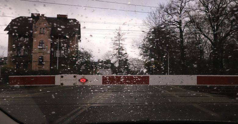 Nawierzchnia tak zaorana, że nie było szans przejechać. Przejazd kolejowy w Pszczynie zamknięty (fot.UM Pszczyna)