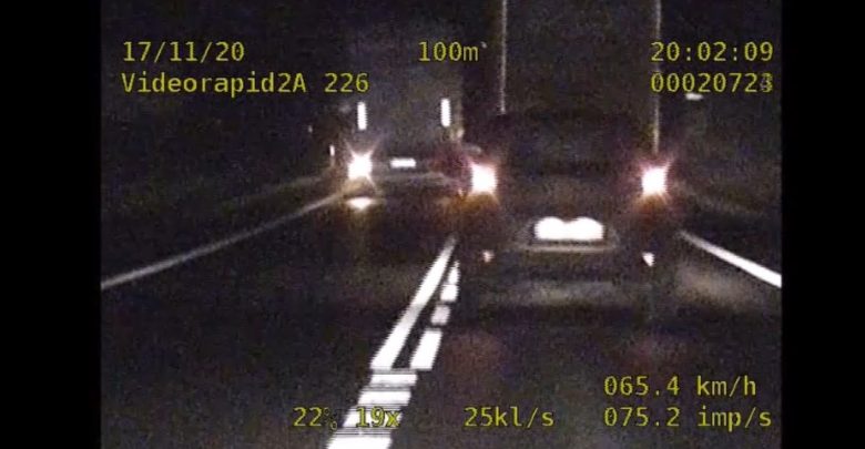 Policjanci z podlaskiej grupy Speed zatrzymali do kontroli dwa tiry, których kierowcy wyprzedzali ciąg pojazdów, łamiąc przy tym szereg przepisów drogowych (fot. policja.pl)