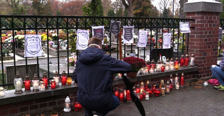Symboliczne nekrologii i znicze na bramie cmentarza w katowickiej Ligocie. To akcja studentów Śląskiego Uniwersytetu Medycznego