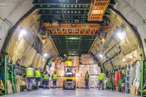 Za sprawą śląskiej firmy ZARYS International Group na katowickim lotnisku wylądował Antonov An-124 Rusłan wypełniony produktami medycznymi (fot.Piotr Adamczyk)