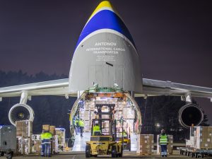 POTĘŻNY Antonov An-124 Rusłan w Katowice Airport. Kolos przyleciał do Pyrzowic ze sprzętem medycznym (fot.Piotr Adamczyk)