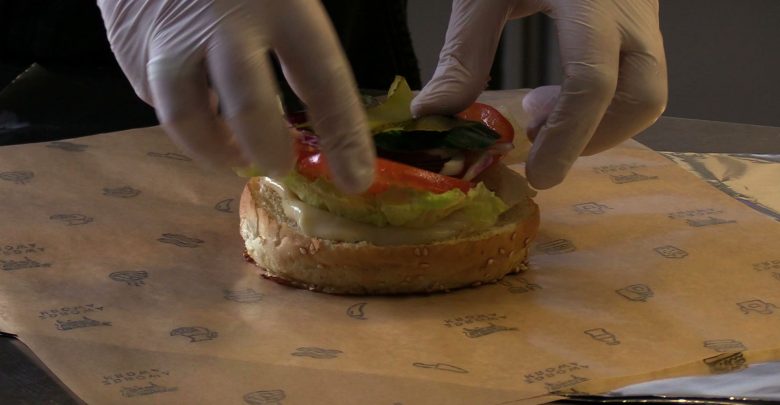 Właściciele restauracji łączą siły i próbują ratować się przed upadkiem. Akcja #wspieramzamawiam to już viral!