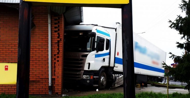 Wjechał tirem w budynek marketu. Ewakuowano klientów (fot.policja.pl)