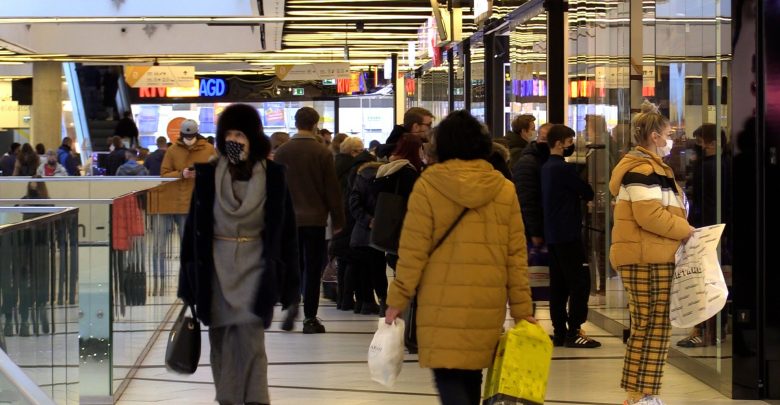 Nawet jeśli uda się wejść do centrum handlowego, to nie znaczy, że nie trzeba będzie stanąć w kolejkach, aby wejść do konkretnego sklepu.