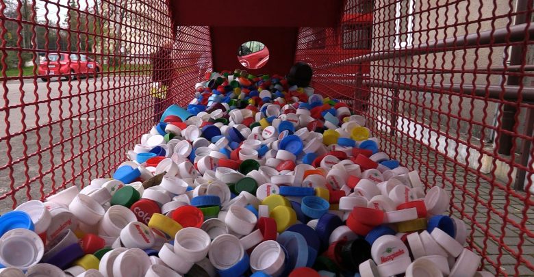 Plastikowe nakrętki to prawdziwy skarb! Na Śląsku i w Zagłębiu dosłownie ratują życie. Jak?