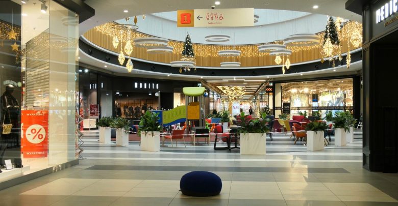 Choć z szeregiem ograniczeń, to w sobotę, 28 listopada - zgodnie z zapowiedzią rządu zostaną otwarte sklepy w galeriach handlowych. Zarządcy spodziewają się kolejek