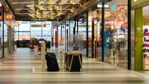 Choć z szeregiem ograniczeń, to w sobotę, 28 listopada - zgodnie z zapowiedzią rządu zostaną otwarte sklepy w galeriach handlowych. Zarządcy spodziewają się kolejek