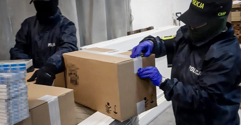 Szlak przemytu papierosów do Wielkiej Brytanii zlikwidowany przez CBŚP i KAS. Wspólne działania CBŚP i KAS doprowadziły do zatrzymania 5 osób oraz przejęcia około 14 mln nielegalnych papierosów (fot.policja.pl)