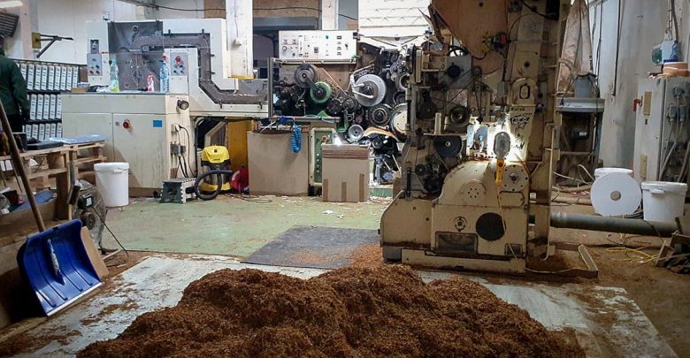 Olbrzymia fabryka papierosów zlikwidowana. Dziennie produkowano w niej ponad milion "fajek" (fot.policja.pl)
