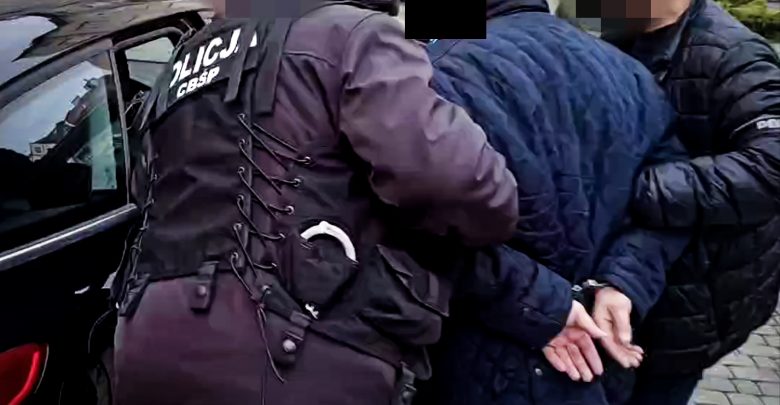 Członkowie tej grupy są podejrzani o liczne oszustwa, a w ostatnim czasie także o wyłudzanie środków finansowych pochodzących z rządowego programu: „Tarcza Finansowa Polskiego Funduszu Rozwoju dla Małych i Średnich Firm” (fot.policja.pl)