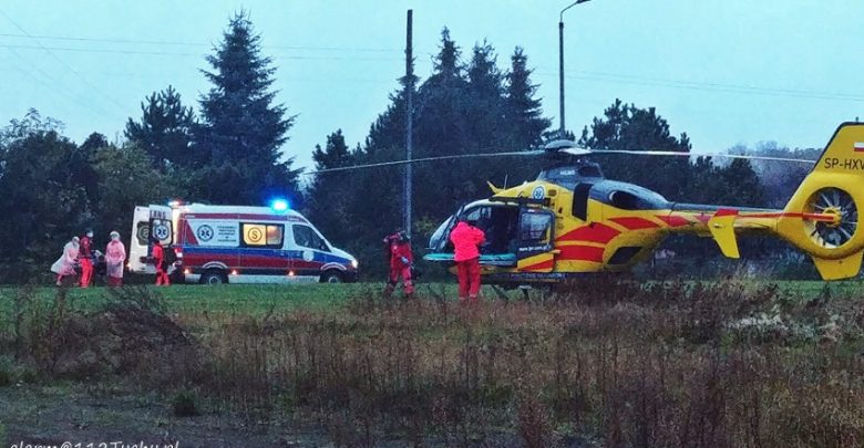 Koszmarny wypadek w Mikołowie - Paniowach. Maszyna rolnicza do robienia kiszonki z kukurydzy, w czasie pracy wciągnęła człowieka! (fot.www.112tychy.pl)