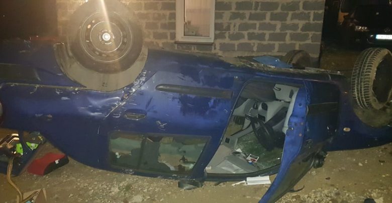 Pijany wiózł 3 małe córki. Auto dachowało (fot.Policja Małopolska)