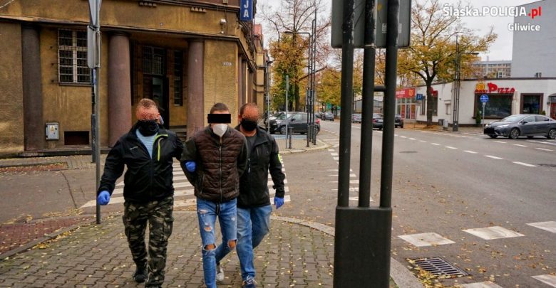 Gliwice: Bandzior ze śrubokrętem w dłoni kazał roztrzęsionej kobiecie wypłacić kasę z bankomatu (fot.KMP Gliwice)