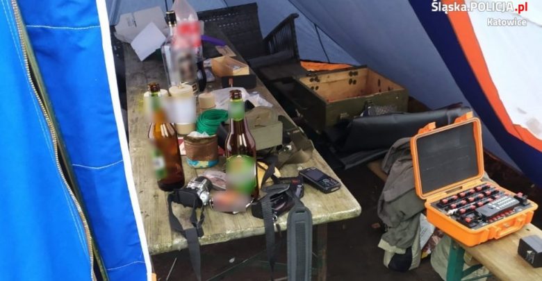 Katowice: Zdetonował na swojej posesji kilka ładunków. Tak się bawił podczas imprezy z kolegami (fot.Śląska Policja)