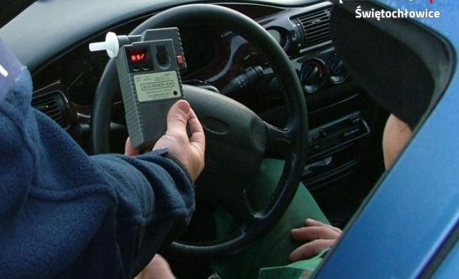 Śląskie: Zasnął na rondzie. Kierowca renault miał 3,5 promila (fot.Śląska Policja)