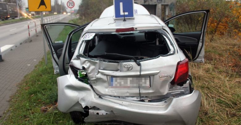 Śląskie: Tir wjechał w "elkę" na DK81. Instruktor trafił do szpitala (fot.Śląska Policja)