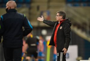 Teraz jedziemy na boisko mistrza Polski i głównego kandydata do tytułu, ale po tych dwóch dobrych w naszym wykonaniu spotkaniach, będziemy chcieli podtrzymać swoją dyspozycję - mówi Waldemar Fornalik, trener Piasta Gliwice