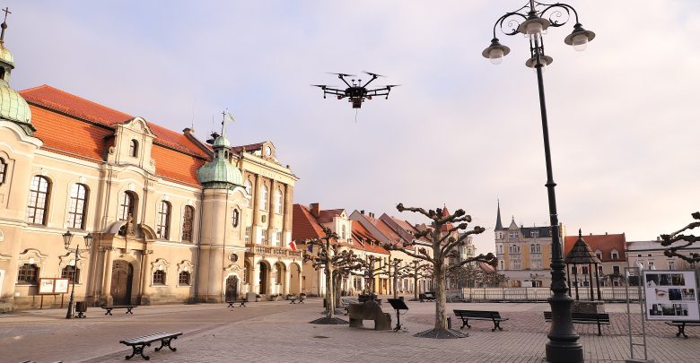 Dron lata nad Pszczyną. Wie, kto pali w piecu śmieciami. Fot. UM Pszczyna