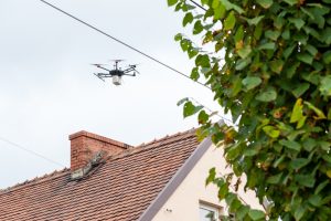 widok drona wiszącego akurat nad naszym kominem dziwić nie powinien. To kontrole tego, czym mieszkańcy palą w piecach (fot.UM Bytom)