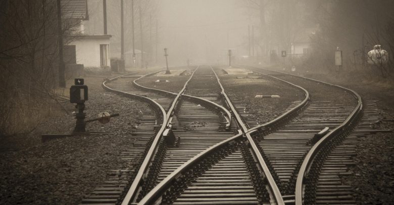 Siedział na torach i czekał na pociąg. Pomoc przyszła na czas/fot.pexels.com