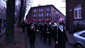 Barbórka 2020: Mimo pandemii było larmo na Nikiszowcu. Orkiestra górnicza znowu budziła