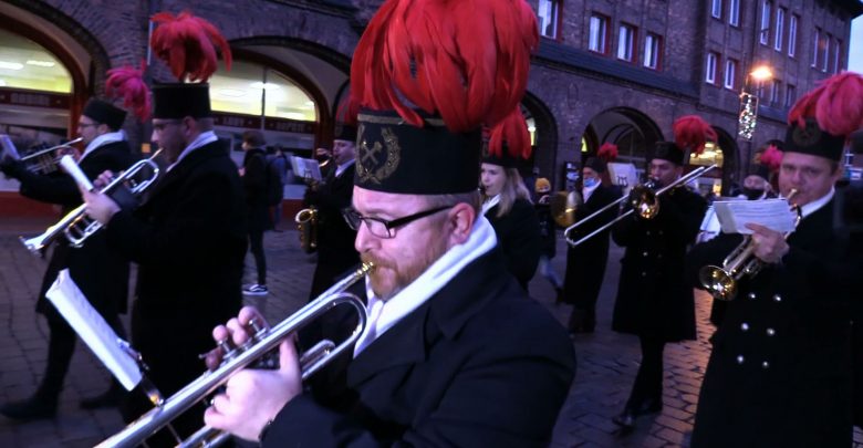 Wprawdzie uroczyste Barbórki zostały odwołane, ale larma nie mogło zabraknąć. W katowickim Nikiszowcu orkiestra dęta kopalni „Wieczorek” przeszła z muzyką przez osiedle