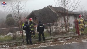 Policjanci wydobyli spod gruzów zawalonego domu jednorodzinnego starszego mężczyznę. Na miejscu budowlanej katastrofy byli przed strażakami, a liczyła się każda chwila (fot.policja.pl)