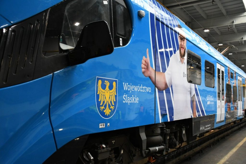 Bieżnia do biegów w pociągu? Takie cudo wyjechało na śląskie tory!