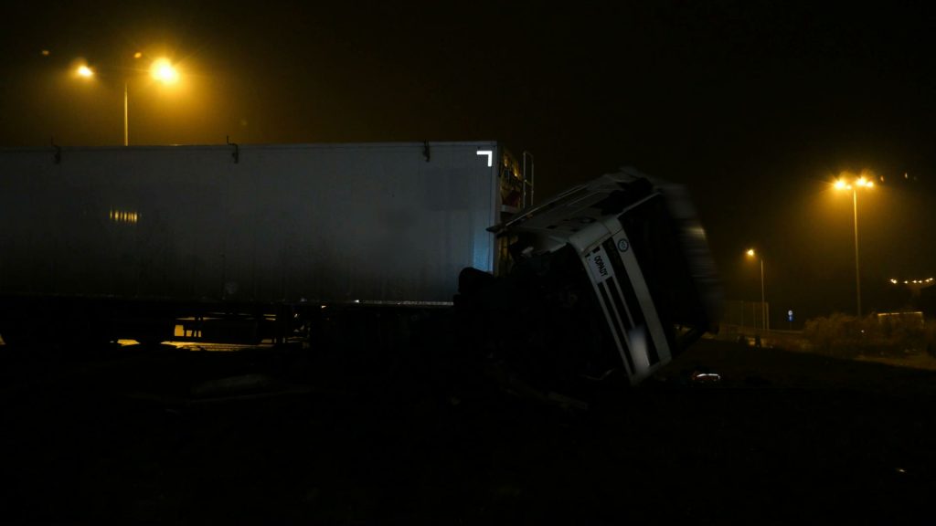 Do bardzo groźnego wypadku doszło dziś popołudniu na trasie S1 w Pyrzowicach. Zderzyły się tam czołowo tir i samochód osobow
