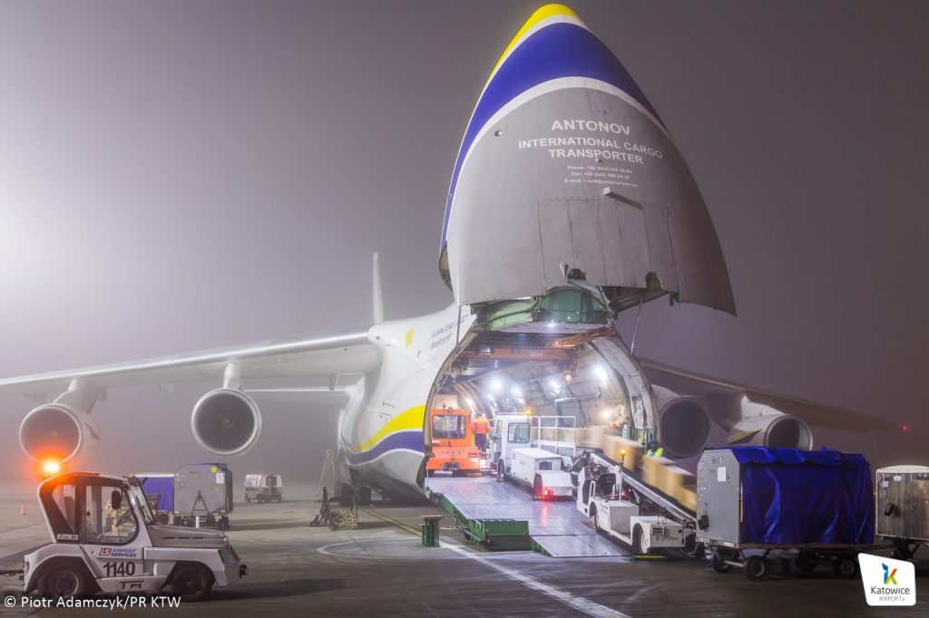 Na pokładzie An-124, na zlecenie zabrzańskiej firmy ZARYS przyleciało około 700 metrów sześciennych sprzętu medycznego (fot.Katowice Airport)