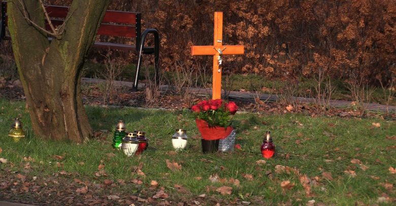 49-letnia kobieta zginęła od ciosów nożem. Koszmar rozegrał się w Rydułtowach. Policja zatrzymała 67-letniego mężczyznę, który zabił 49-letnią kobietę