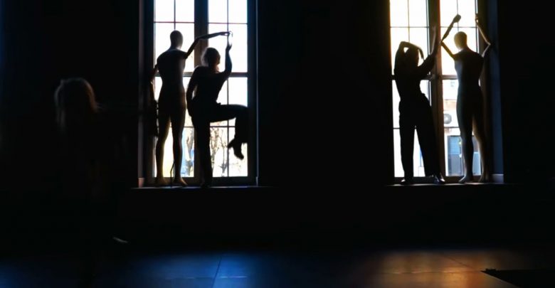 Teatr z Katowic świetnie się czuje w chorzowskiej poczekalni na dworcu. Bo to ich scena!