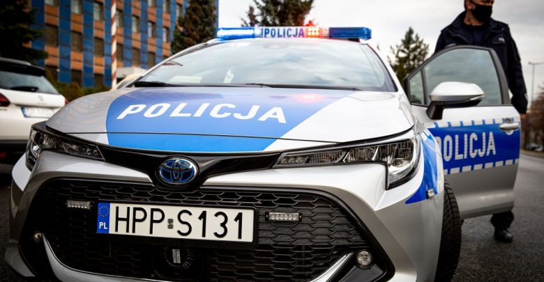 Policjanci zaatakowani podczas interwencji. Sam zadzwonił po policję, a potem zaatakował