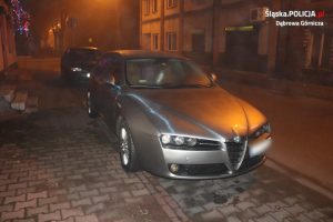 Dwóch mężczyzn, kobieta i rysunki niekoniecznie świąteczne (fot.KMP Dąbrowa Górnicza)