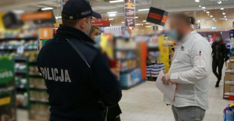 Śląskie: Klienci stosują się obowiązujących zasad bezpieczeństwa? Policja i pracownicy sanepidu sprawdzają sklepy (fot.Śląska Policja)