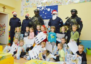 Kontrterroryści w przedszkolu. Chyba ich widok sprawił dzieciakom taką samą radochę jak prezenty. O ile nie większą! (fot.policja)