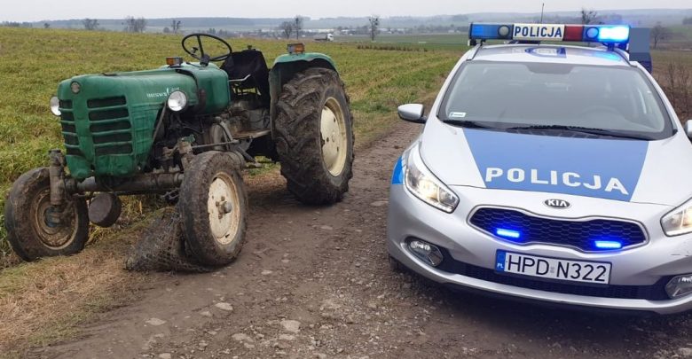 W pobliżu drogi wojewódzkiej po polu jeździł ciągnik bez kierowcy. Jak się okazało wcześniej „zgubił przyczepę”, a goniący go „kierowca” był pijany (fot.policja)