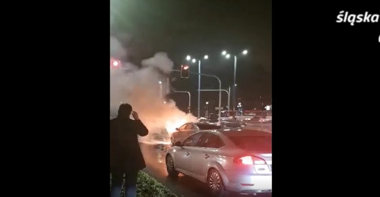 Samochód płonął na środku skrzyżowania! Policjant ruszył na pomoc (fot.policja)