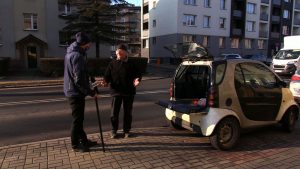 Przesympatyczny pan Ernest i jego pies kilka tygodni spali w samochodzie! Pomogli policjanci i mieszkańcy Tarnowskich Gór