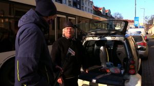 Pan Ernest Skop z Tarnowskich Gór ma w końcu gdzie mieszkać. Przez wiele tygodni jego mieszkaniem był bagażnik tego małego, dwuosobowego Smarta