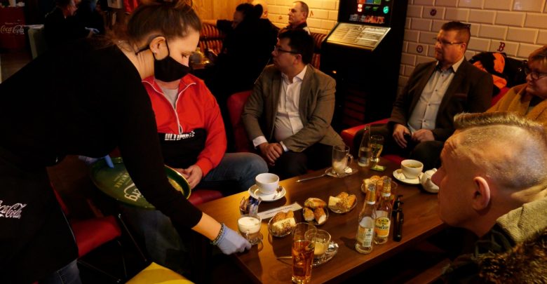 Kolejny klub w Katowicach otwarty, mimo rządowych obostrzeń. Przy okazji, odbyło się spotkanie, które zorganizował Strajk Przedsiębiorców.