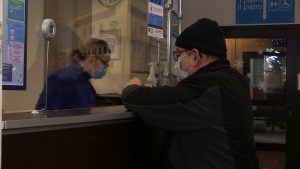 Rozpoczęła się rejestracja na szczepienia przeciwko koronawirusowi. Jako pierwsi do przychodni ruszyli seniorzy