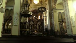 Śląskie: Są dozowniki płynów do dezynfekcji? To teraz są też dozowniki wody święconej!